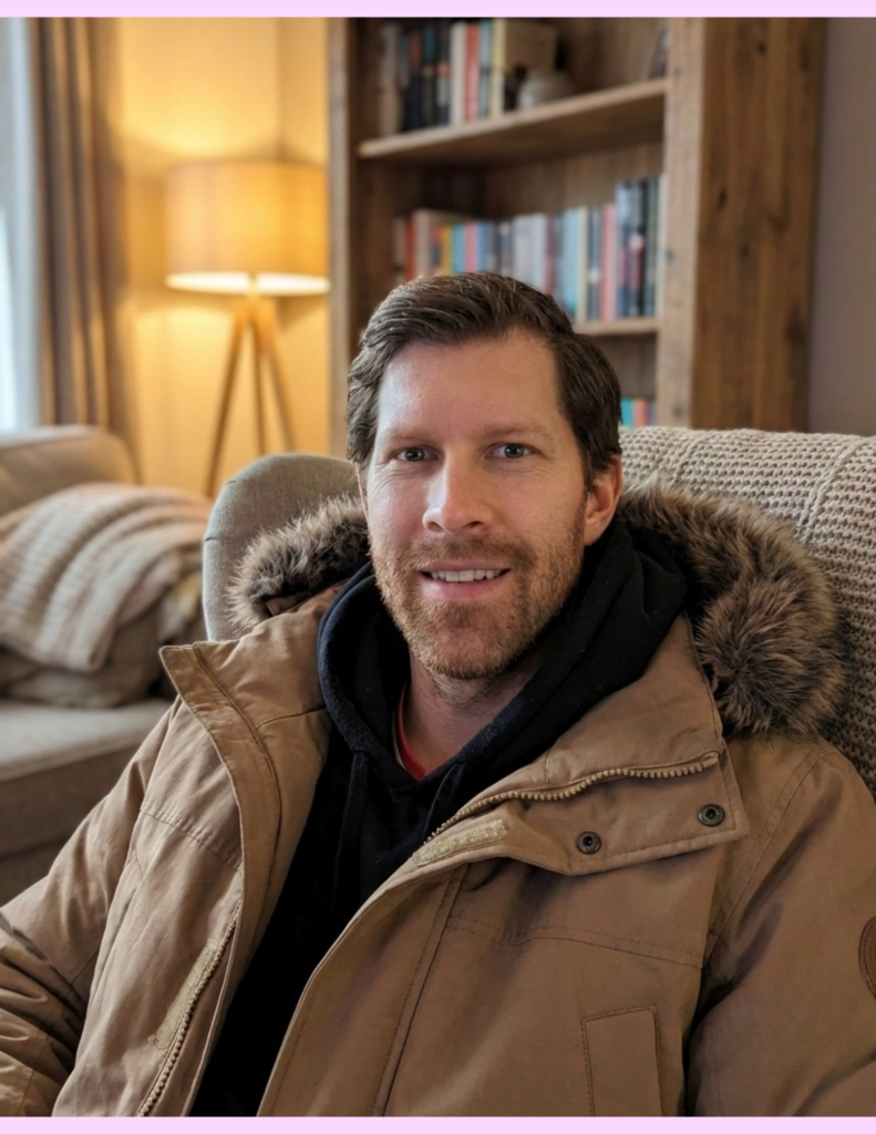 Das Bild zeigt den Inhaber dieser Homepage. er sitzt in einem gemütlichem Zimmer mit einer schönen Beleutung hat eine warme Winterjacke an